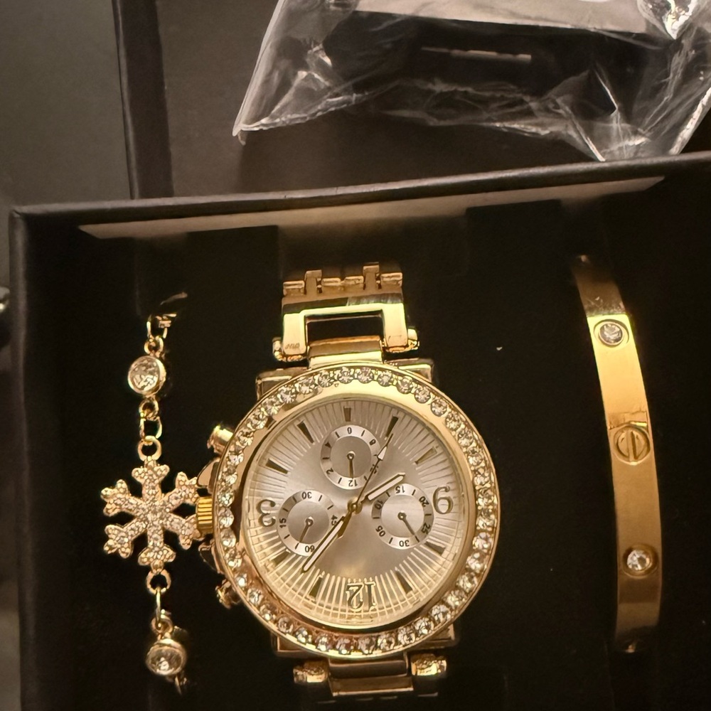 Luxurious Gold Women's Watch and Bracelet Set
